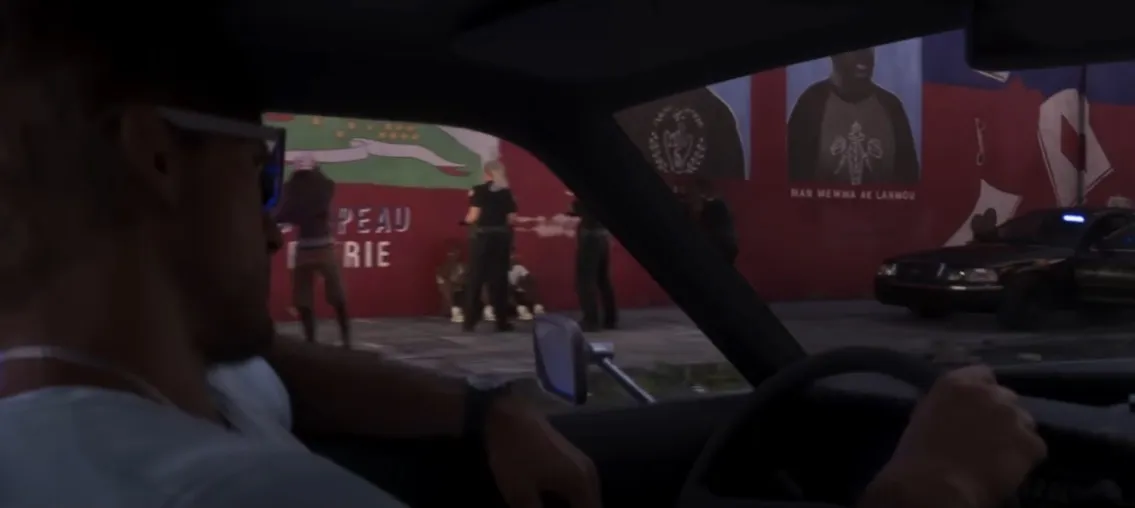 Fotograma: Coche de policía blanco con franja rosa